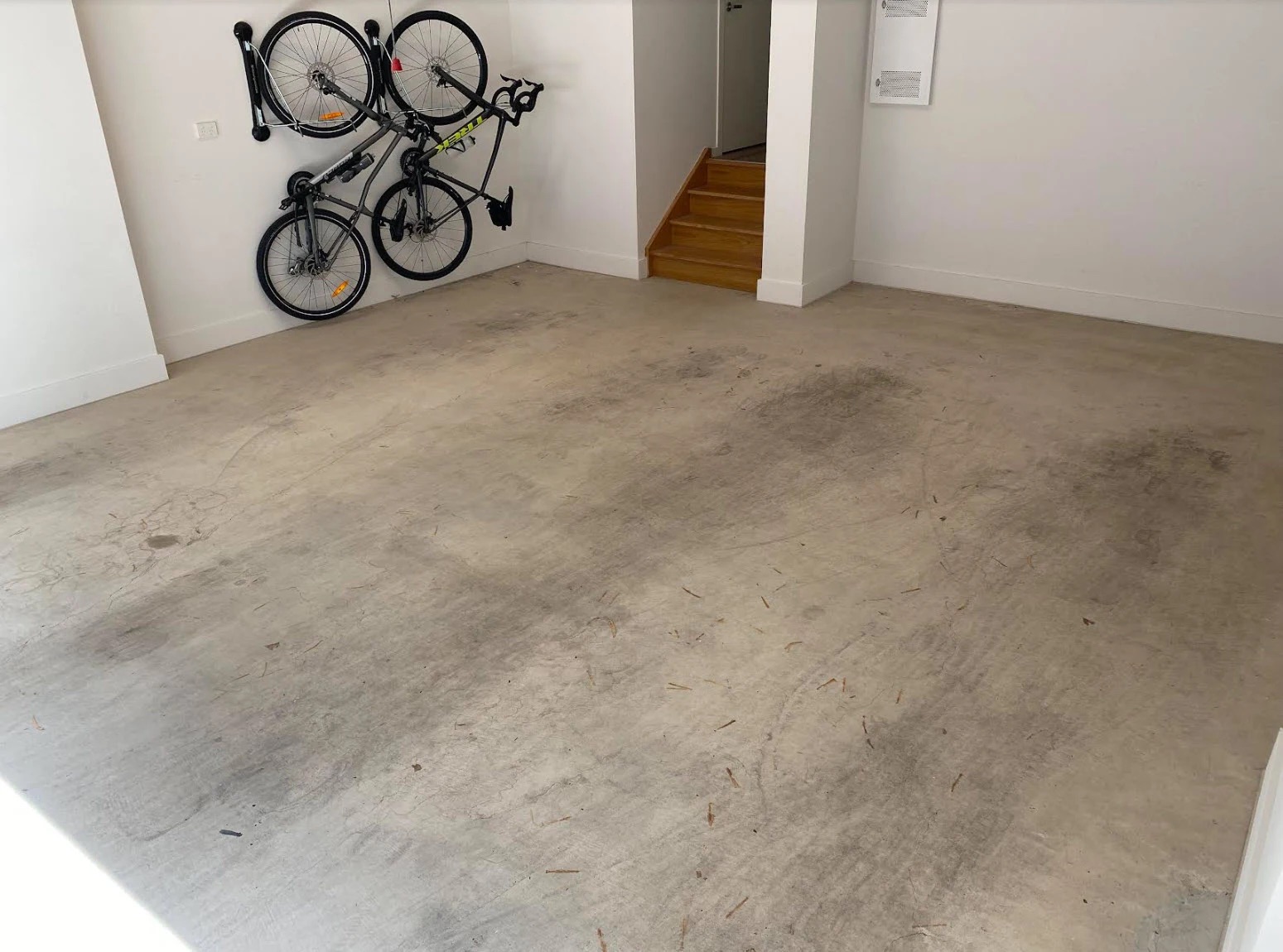 Garage after epoxy coating with flakes